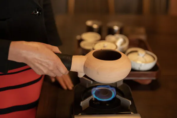 焙烙で茶を焙じ、香りが立ちのぼる瞬間
